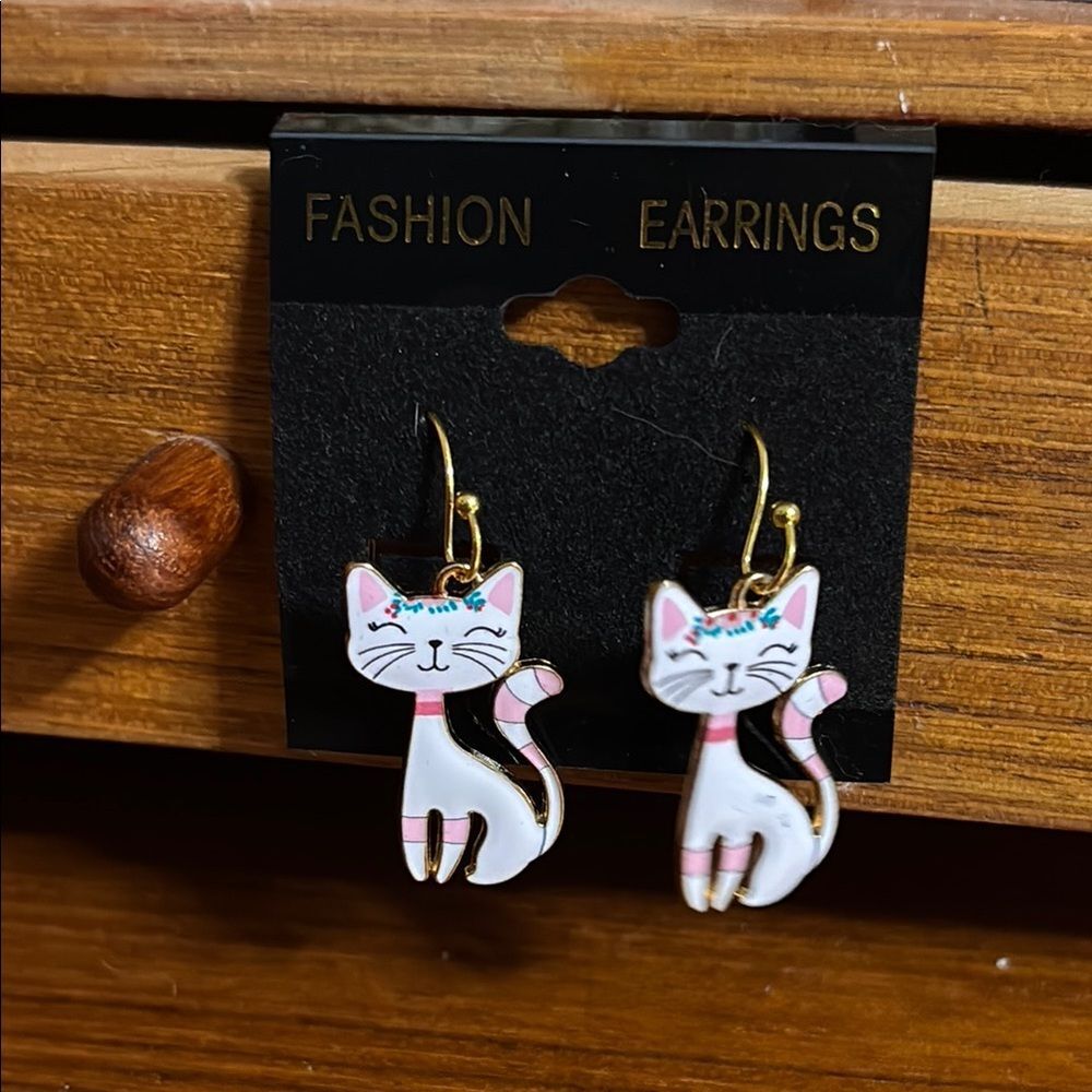⭐️ 5 For $25 White Cat Earrings (1 Inch)